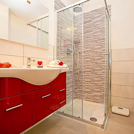 Garden Pool & Tennis On The - Happy Daire