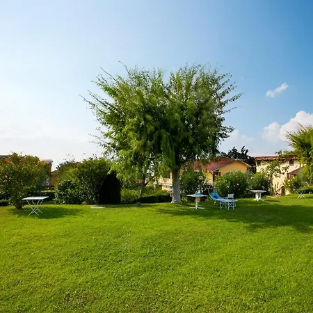 Garden Pool & Tennis On The - Happy Bardolino
